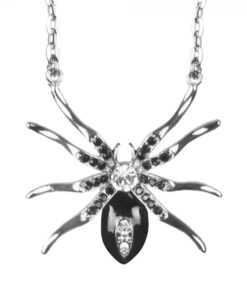 ketting black widow dichtbij